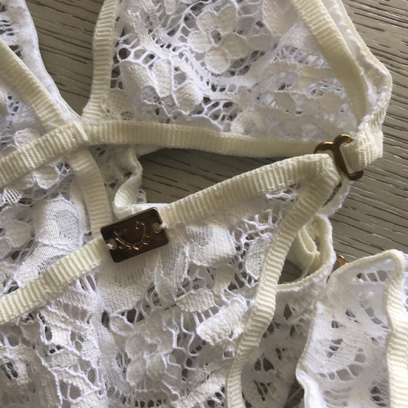 SKIVVIES by For Love & Lemons Kate Lace Garter Belt
by Nasty Gal - Picture 7 of 7